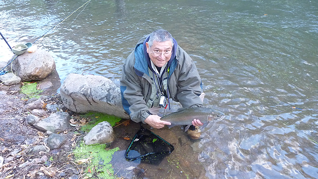 Steve with a nice steelhead.JPG